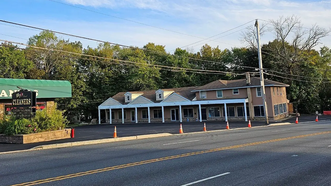 Commercial building frontage and roadway in Morris County, New Jersey